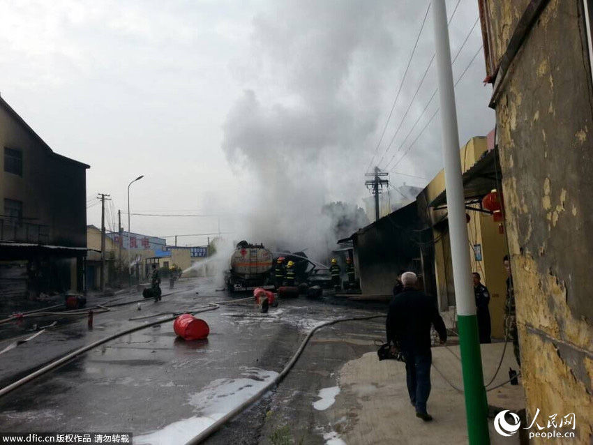 南京四车相撞 槽罐车爆炸起火烧毁附近民宅
