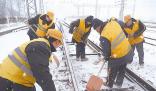 　　近日，烟台地区普降大雪，青岛工务段迅速启动除雪预案，确保春运列车运行安全。图为职工冒雪在清扫线路积雪。本报特约记者郑修江 摄