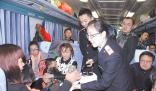　　春运期间，包头客运段认真践行 以服务为宗旨、待旅客如亲人的服务理念，为旅客提供细致周到的服务。图为近日，列车员在给旅客倒热水。...