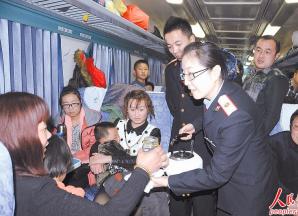 列车员在给旅客倒热水