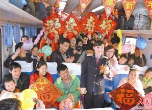 K689次列车工作人员为旅客表演节目
