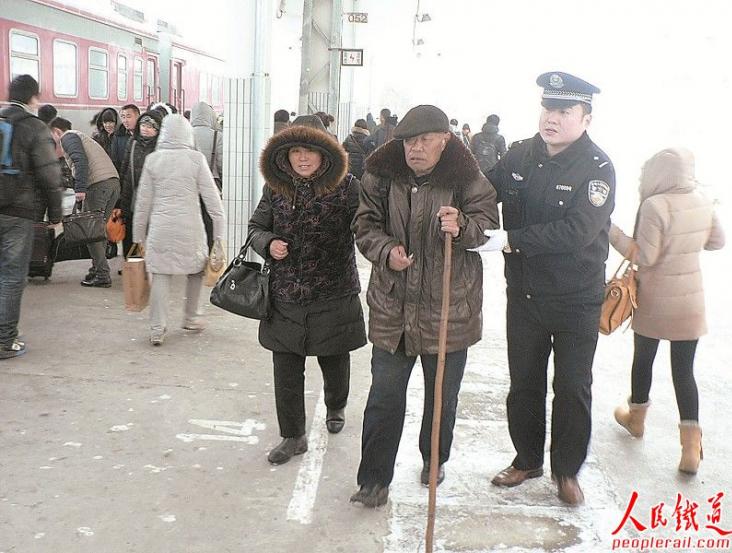 　　曹县站公安派出所积极开展便民利民服务，专门将老弱病残旅客组织起来，安排到重点旅客服务区，指定专人负责，引导他们进站上车，受到广...