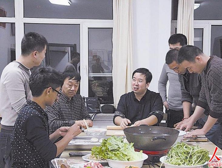 图为呼和浩特铁路局团委开展 团情陪伴、共度除夕活动，团干部与青年职工一起欢度佳节。图为成都铁路局在 共青团号临客上开辟读书角，为旅...