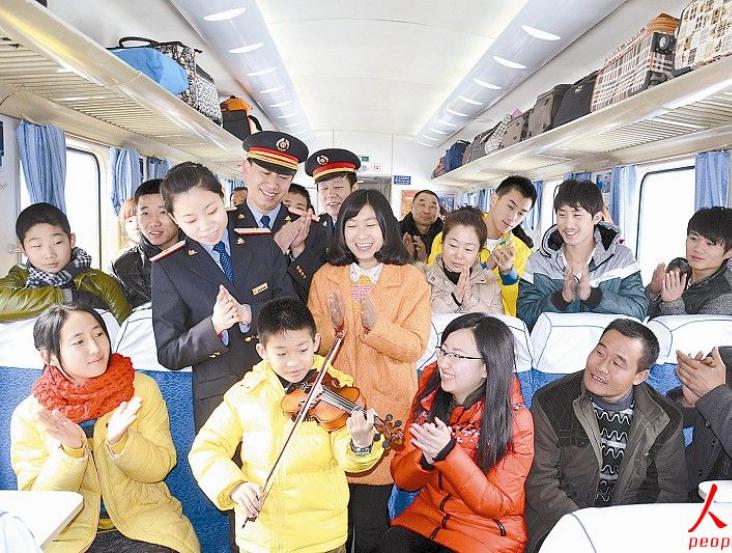 　　近日，太原客运段在太原至杭州的K908次列车上开展 安全出行、方便出行、温馨出行主题实践活动，努力提高服务质量。图为列车工作人员与...