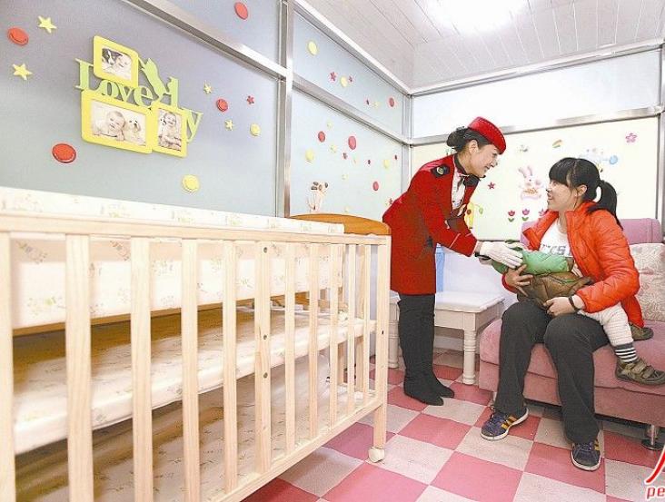 图为西安北站的工作人员在母婴候车室为带婴儿的旅客服务。图为渝利铁路开通后，家住奉节的冉超群、冉明函兄弟俩去重庆上学就不用倒车了。图...