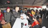 　　图为2月4日，广州站职工正在对旅客进行实名制验证。 
