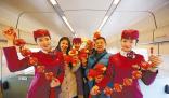 　　图为1月29日，成都客运段动车一队列车乘务员与旅客一起展示车队精心准备的新年礼物。张智勇 摄
