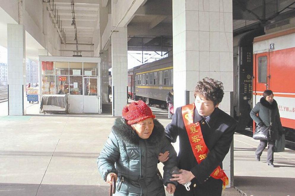 　　1月24日，襄阳客运段青年志愿者搀扶重点旅客上车。春运期间，这群身披红绶带的志愿者放弃休息时间，用实际行动践行 “青春闪耀献春运”的承诺。 彭志恒 摄
