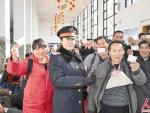 务工人员在介