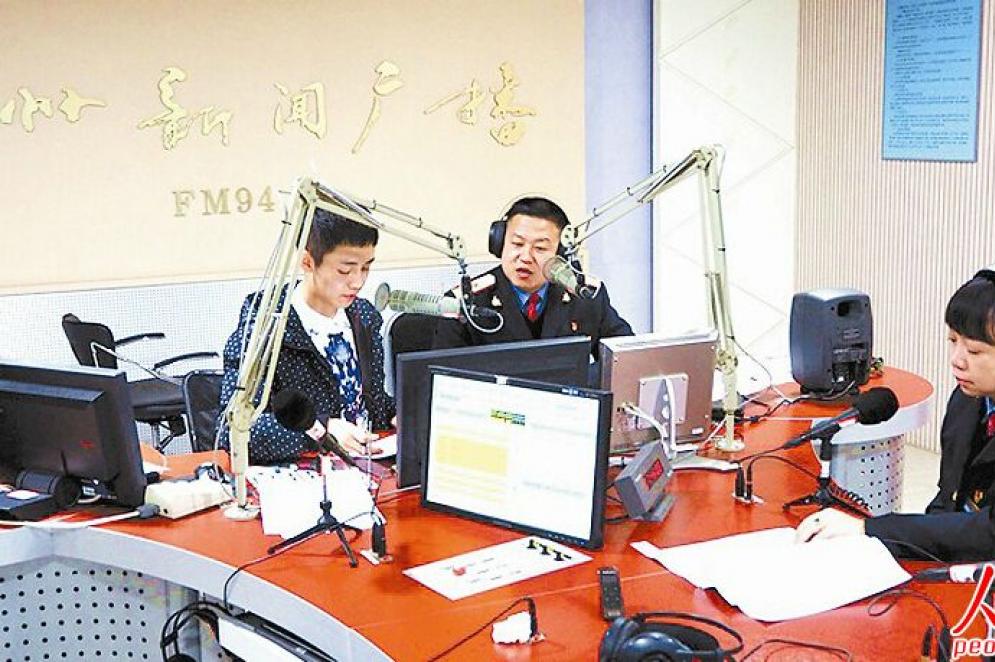 　　近日，贵阳站工作人员正在通过电波为旅客解疑释惑。受贵州人民广播电台邀请，该站安排相关职工做客直播间，为旅客解答春运相关问题。 刘 坤 摄
