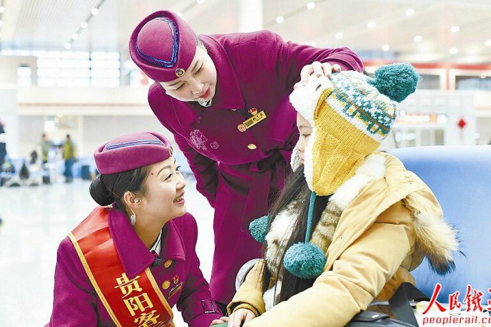 　　近日，贵阳客运段列车长禹梁洁、刘婷婷正在为单独乘车的小旅客提供帮助。春运中，该段组织休班职工在贵阳北站候车大厅帮助重点旅客乘车，形成站车服务无缝衔接。张洪兵 摄
