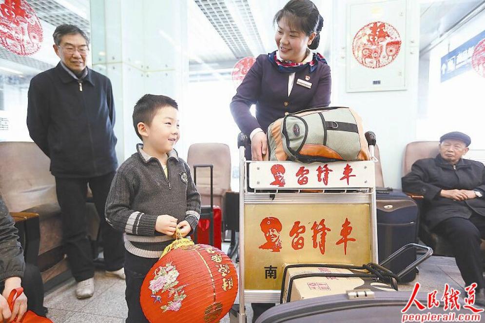 　　作为铁路系统首个被授予 “时代楷模”荣誉称号的先进集体，南京站 “158”雷锋服务站在春运中继续为南来北往的旅客提供优质服务。图为该站工作人员为重点旅客送灯笼、送吉祥。 祖 韬 摄
