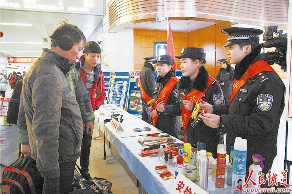 　　近日，上海站民警向旅客介绍安检新规定。春运以来，上海铁路公安处在管内各站设置了春运安全宣传台，通过发放资料、模拟实验、实物讲解等形式，帮助旅客增强防范意识。林荣贵 摄
