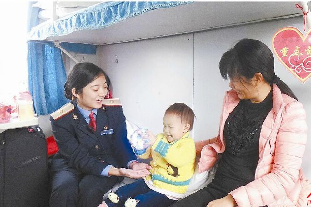 　　近日，南宁客运段值乘的桂林北开往上海南的T78次列车一组工作人员在为带小孩的重点旅客提供服务。该段认真落实 “三个出行”常态化要求，为重点旅客提供专项服务，获得一致好评。 龚兆明 摄
