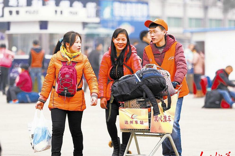 　　近日，达州站青年志愿者帮助返乡旅客搬运行李。针对近期返乡旅客增多、服务人员短缺的实际情况，该站与地方院校、政府部门沟通协调，组建了多支春运志愿者服务队，为广大旅客提供各类便民服务，受到广大旅客的一致好评。 张 术 摄
