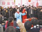 志愿者为旅客