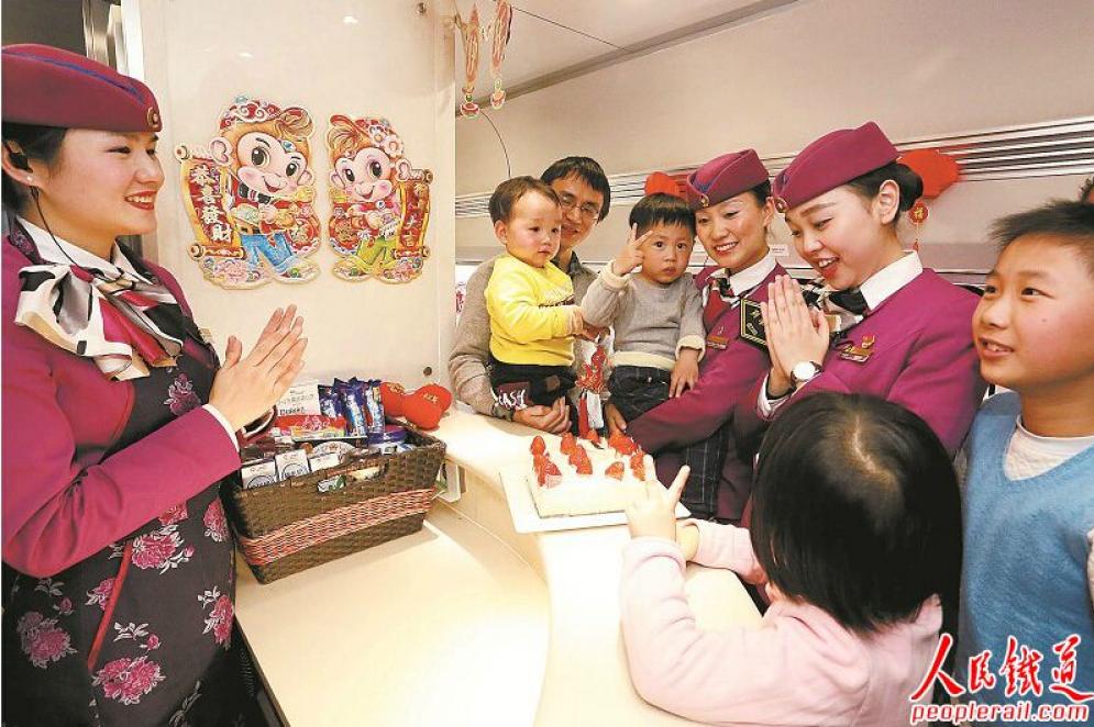 　　2月4日，在重庆北开往福州的D2228/2225次列车上，乘务员和旅客一起过生日。春节前夕，重庆客运段在车厢内挂灯笼、贴福字，组织旅客参加联欢活动，营造了浓浓的年味，让旅客的返乡之路更加温馨。 包 亮 摄
