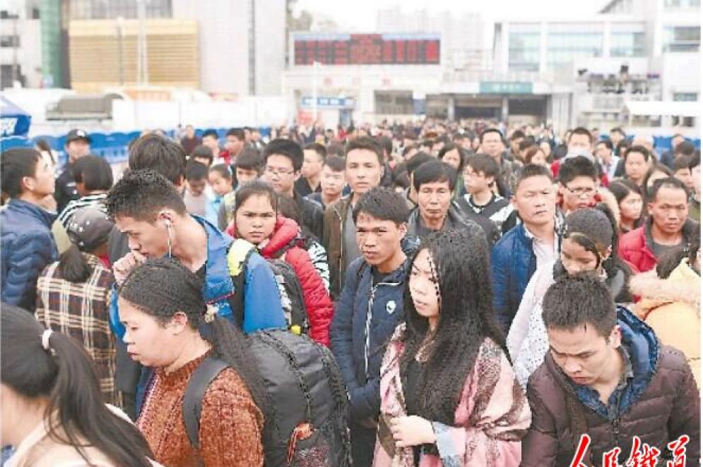 　　2月11日，广州地区迎来返程客流高峰，图为旅客走出广州站。当日是正月初四，记者从中国铁路总公司获悉，全国铁路加开旅客列车346列，其中跨铁路局中长途旅客列车117列，铁路局管内旅客列车229列。新华社记者卢汉欣 摄
