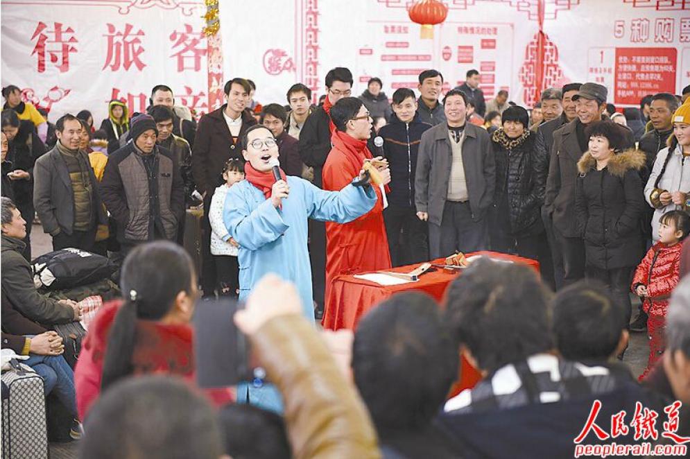 　　近日，贵阳站团委联合贵州省志愿者行动指导中心，组织春运志愿者、贵州省大学生艺术团在车站候车室、待候区用相声、快板等老百姓喜闻乐见的形式向旅客宣传出行安全知识、出行注意事项等，并为旅客送去温暖的祝福，为旅途增添欢乐。刘 坤 摄
