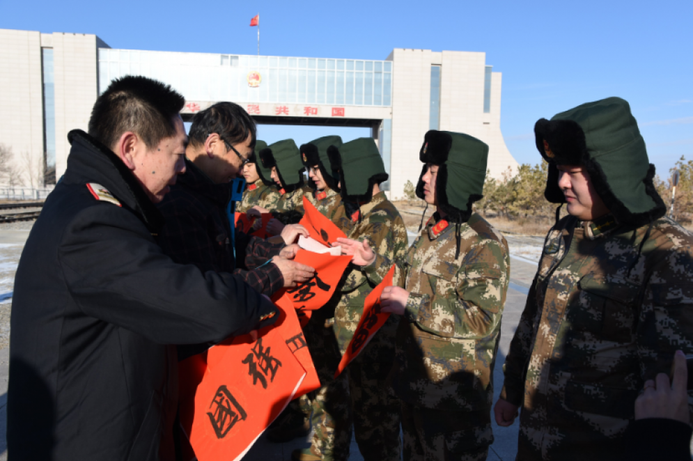 2016年12月23日，呼和浩特铁路局书画院的10多位老师为边防武警官兵现场创作，将一幅幅春联、一个个红红的“福”字送到了子弟兵手中。