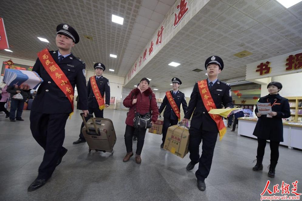 1月13日春运首日，武汉铁路公安局襄阳公安处组织各单位开展“护卫春运”誓师仪式，引导干部民警在春运安保中牢记“人民公安为人民”宗旨，坚定决战决胜春运的勇气和信心。仪式结束后，该处各党团员民警佩戴“党团员义务奉献突出队”、“为民服务小分队”绶带走进管内襄阳、宜昌、十堰、荆州、恩施、建始等车站，设置法律咨询台，通过展板、宣传单、宣传画册等方式，向广大乘车旅客宣传反恐防范知识和铁路乘车安全常识，介绍乘坐火车禁止携带的常见危险品种类和旅途防盗防骗知识，并开展扶老携幼，为旅客送春联等贴心服务。同时，联合地方武警、特警在车站广场和候车室等重点区域开展武装巡逻，确保广大旅客“平安、有序、温馨”出行。