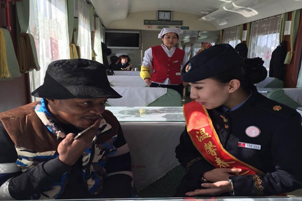 一直以来，呼和浩特客运段坚持“一切为了旅客，为了旅客一切”的服务理念，与旅客展开换位思考活动,进一步强化乘务员的服务意识、大局意识,以减少“缺憾”服务的发生，赢得旅客好评如潮。图为该段3趟管外列车之一的Z267次乘务员正在为外宾优质服务。