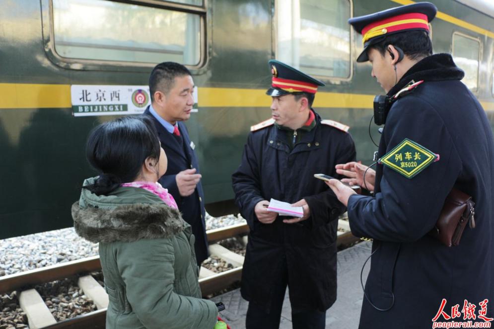 1月16日，北京铁路局石家庄货运中心担当的T3040临客上发生暖心的一幕。由汉口去往北京西站的陈汉英女士，因在车站候车时不慎摔伤，导致胳膊脱臼。旅客上车后，乘务员得知这一情况，立即上报值班车长。在详细询问病人病情后，列车长和指导车长决定启动紧急预案。通过与旅客家属取得联系并充分征求旅客意见后，决定将病人紧急移交广水车站进行救治。