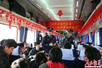 “小年”送吉祥 首都乘警祝福相随平安相伴