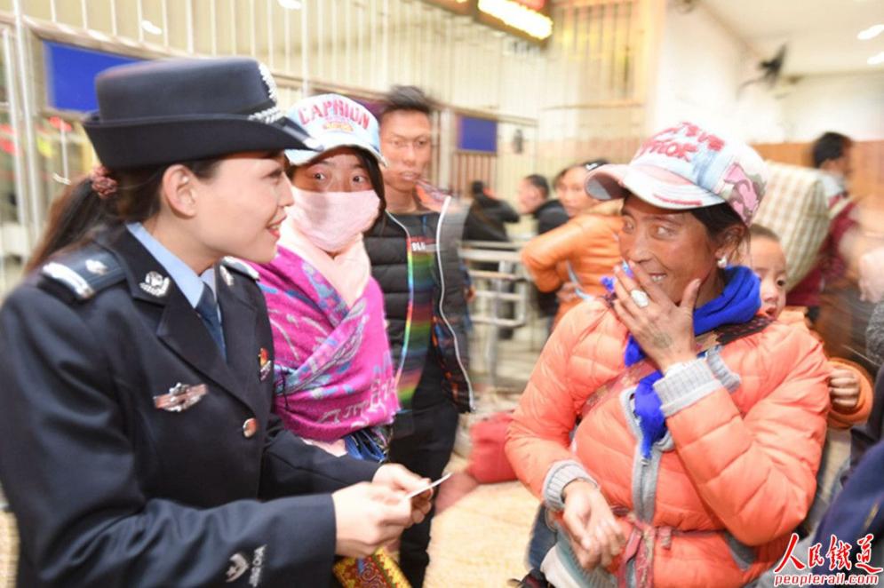 　　成昆线上，有一名坚强勇敢的女警——金丽鲲，十七年来，她带着对铁路警察的崇高向往和美丽愿望，扎根大凉山，成为了在成昆线上一朵迎风怒放的索玛花。

　　从警17年，历经各种岗位，当过站警，值过乘，甚至深入过禁毒一线……每一份工作，金丽鲲都凭着女孩子的耐心和细心完成得非常出色。2017年的春运，她主动请缨，担任乘警穿梭于成昆线的山水之间。
