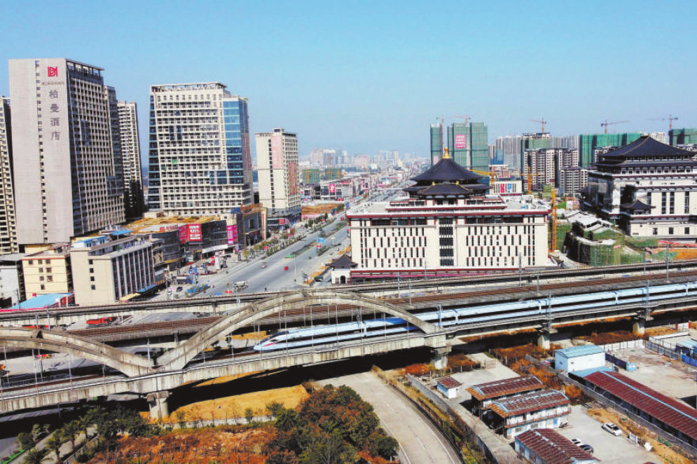　　　　1月18日，复兴号新成员蓝暖男在中国铁路南宁局集团有限公司管内高铁试跑，为正式服务2021年春运做好准备。图为蓝暖男经过桂林市区...