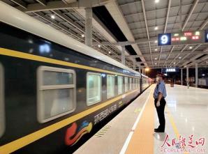 兰州局集团公司首趟秋季“环西部火车游”旅游专列开行