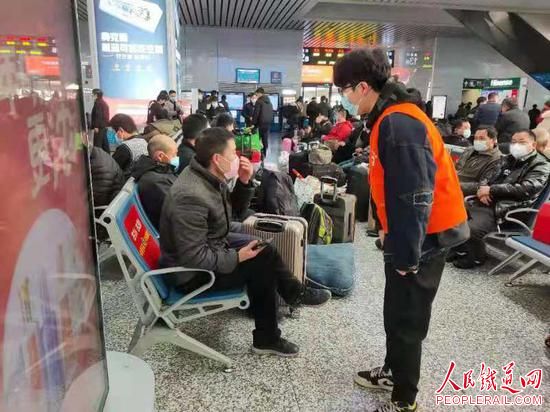 铁路宁波站志愿者在车站进行服务。铁路宁波站供图