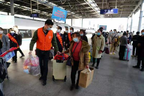 铁路宁波站志愿者在车站进行服务。铁路宁波站供图