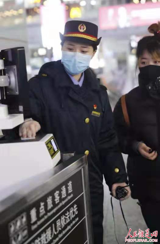 铁路宁波站工作人员为旅客进行服务。铁路宁波站供图