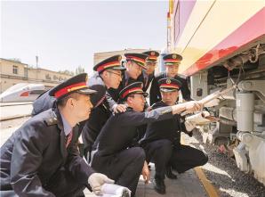 “共青团号”驰骋草原